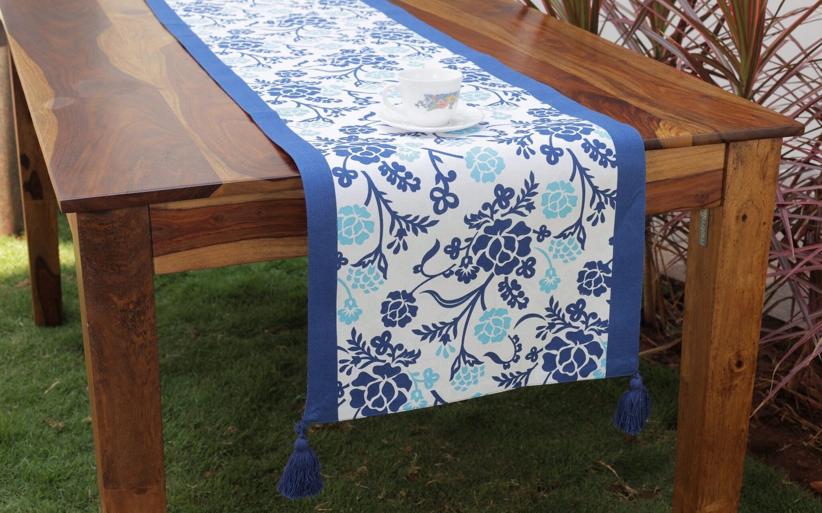 Organic cotton table linens from top suppliers, combining sustainability and style