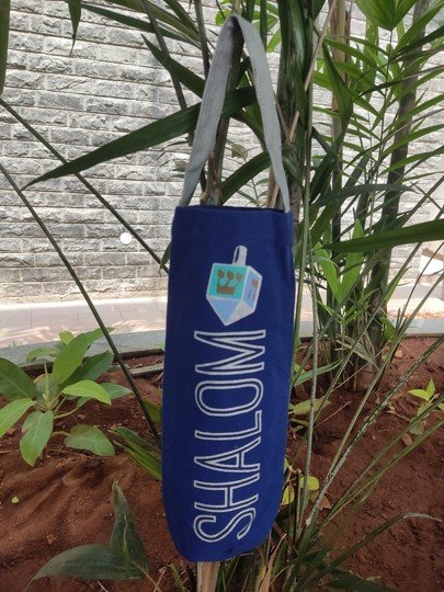 A custom-designed cotton golf bag crafted by a custom golf bag manufacturer.