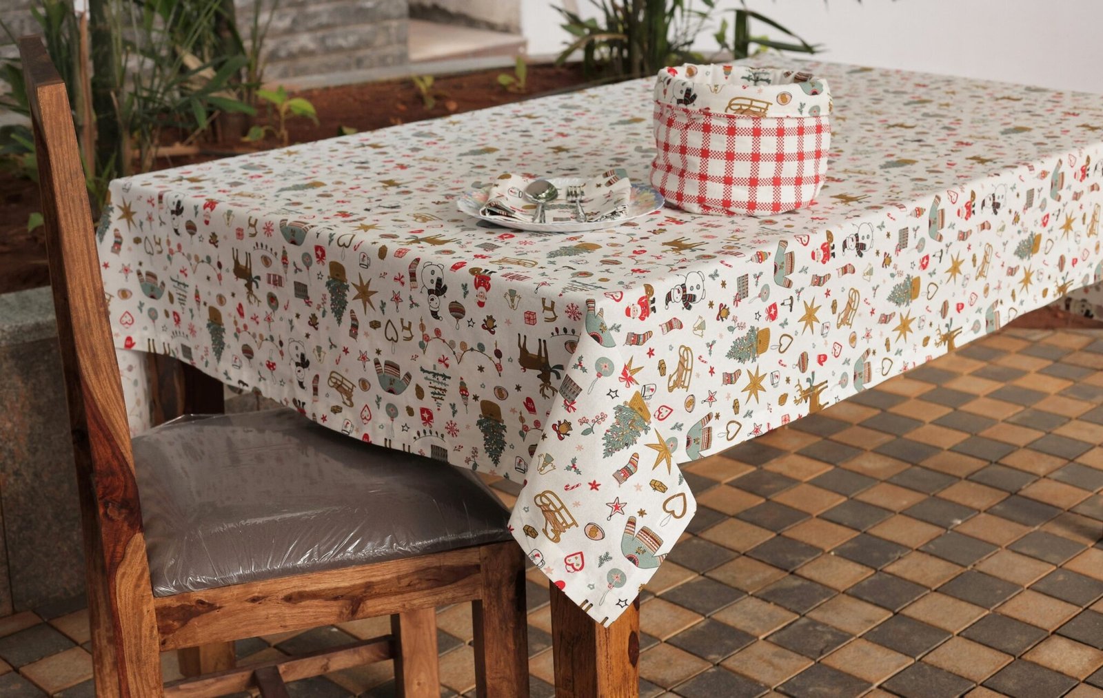 High-quality stretch table cloth from top suppliers, ensuring a perfect fit and elegant look